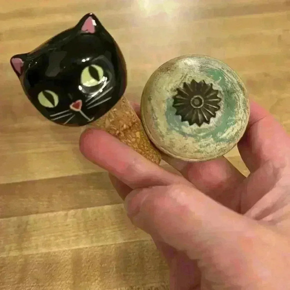 Set of 2 Wine Bottle Stoppers - Picture 5 of 5